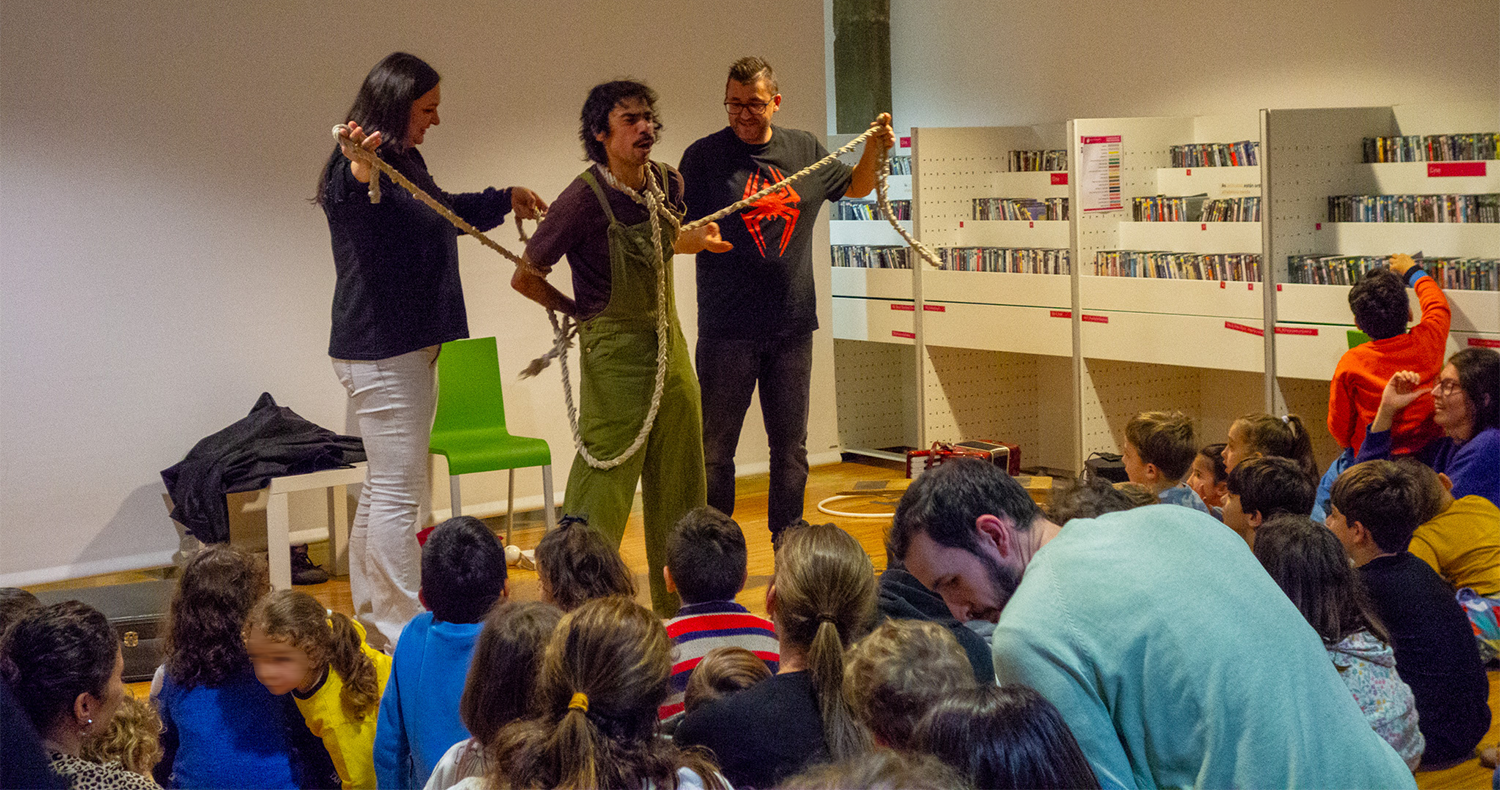 A hora dos contos circo na biblioeca Dani Blanco