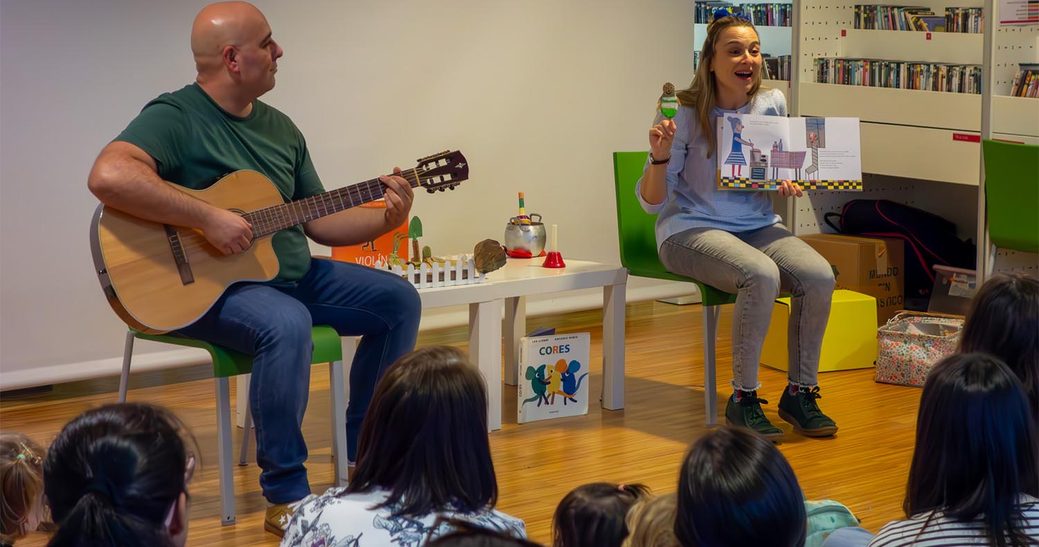 Entre arrolos e contiños Biblioteca Pública Municipal Xosé Neira Vilas